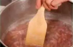 Перебрать фасоль и замочить в холодной воде на ночь. Слить воду, фасоль промыть и, залив свежей водой, отварить до готовности.