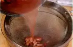 Переложить фасоль на дуршлаг, отвар сохранить.