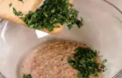 Лук и чеснок почистить и через мясорубку пропустить вместе с грецкими орехами. Кинзу помыть, обсушить и измельчить. Смешать фасоль, ореховую пасту и кинзу, приправить солью и перцем по вкусу. Если лобио получилось очень густым, влить несколько ложек отвара из-под фасоли.