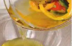 Вылить масло. И к перцам засыпать виноград. Приправить солью и перцем по вкусу. Перемешать и сервировать в салатницу.