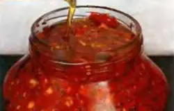 Переложить готовую массу в чистую банку заполнить оливковым маслом.