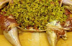 Поместить начинку из отварного картофеля, хлебных кусочков и зелени в индейку.