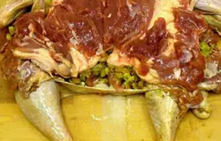 Выложите кусочки утки на хлебно-картофельную заправку.
