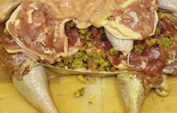 Поверх ореховой начинки выкладываем куриное филе.