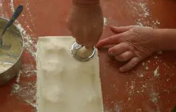 Запечатываем булочки с помощью специального приспособления.