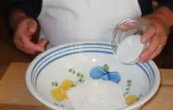 Поместить в миску муку, сливочное масло, сахар...