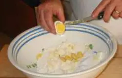 ... лимонную цедру и желток