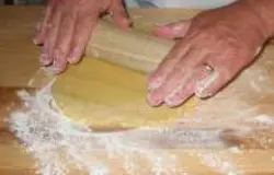 Разогрейте духовку до 190 °C. Раскатайте тесто до толщины пласта примерно 5 мм.