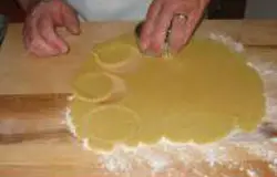 Вырежте из теста формы печенья.