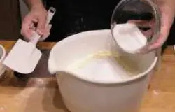 Поместите в миску кукурузную муку, муку, сахар, соль и порошок для выпечки.