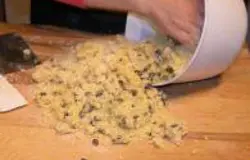 Переложите тесто на, присыпаную мукой, рабочую поверхность