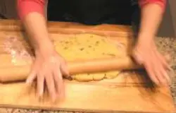 Другой вариант, раскатать тесто до толщины 1 см..