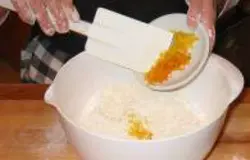 Добавить лимонную и апельсиновую цедру ...