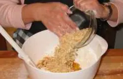 ... цукаты, измельчённый миндаль, корицу и мускатный орех.