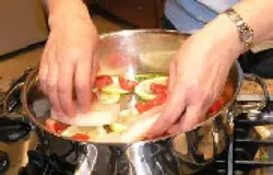 Добавьте куски рыбы ...