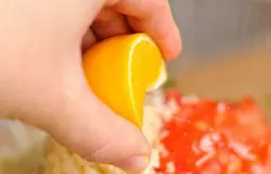 Добавить масло и выдавить сок из 1/2 лимона.