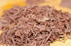 Нарезать мясо тонкой соломкой.