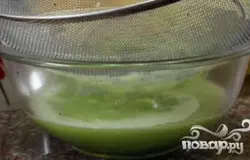 Процедите коктейль через мелкое сито.