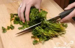 Срезаем стебли кинзы.
