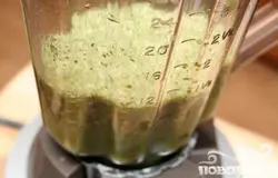 В блендере смешиваем кинзу и 1 кубик бульона.