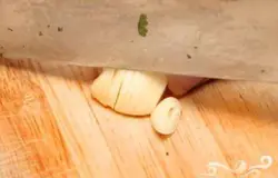 Измельчаем чеснок.
