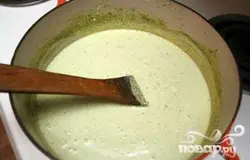 Смешиваем плавленый сыр, сметану, добавляем соль, молотый красный перец, кумин и чеснок. Варим на медленном огне в течении 15 минут. Помешивать каждые 5 минут.