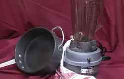 Для этого рецепта вам потребуется: кастрюля, миксер, ложка, нож, разделочная доска.