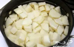Тщательно моем и чистим картофель. Нарезаем на небольшие кусочки. Выложить картофель в кастрюлю и залить водой.
