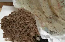 С помощью бумажных полотенец удалите большую часть жира из фарша.