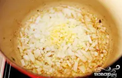 В ту же кастрюлю бросить лук и чеснок.