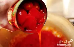 И банку цельных томатов с соком.