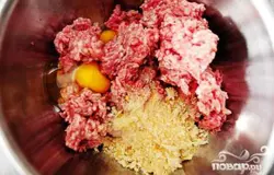 В глубокой миске объединить сухари, говяжий и свиной фарш, пару яиц.