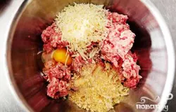 Затем добавить свежего тертого Пармезана.