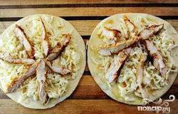 ...тертый сыр, затем кусочки куриной грудки.
