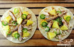 Красиво выкладываем кусочки ананаса и перца халапеньо.