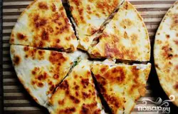Нарезаем клиньями и подаем к столу.