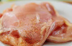 Посыпать курицу солью и перцем.