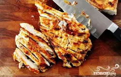 Теперь нарезаем куриное мясо соломкой.