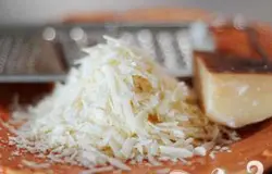 Натереть сыр пармезан.