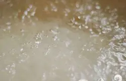 Отварить лапшу в кипящей воде до аль данте.
