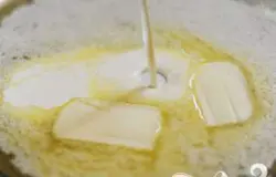 Растопить сливочное масло в сковороде. Добавить сливки.