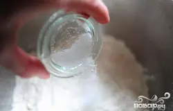 Смешать муку с солью.