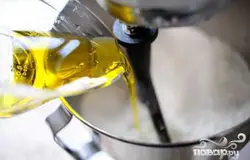 Медленно смешивая добавить немного оливкового масла.