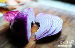 Нарезать лук полукольцами.