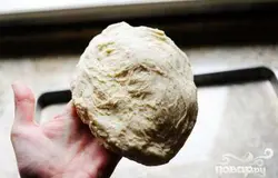 Разделить тесто на 2 шара.
