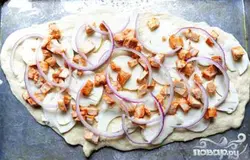 Положить лук и куриные кусочки.