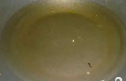 Переложите курицу и овощи в посуду. В ту же сковороду залить воду и довести до кипения. Добавить кубики куриного бульона и соевый соус. Приправить солью и перцем.