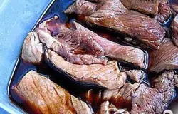 Залить мясо острым соусом и соусом Вустершир. Плотно закрыть миску и оставить в холодильнике на ночь.