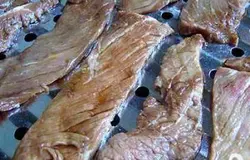 Слегка просушить мясо и выложить на противень.