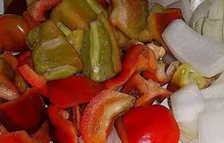 Крупно порезать лук и перец.